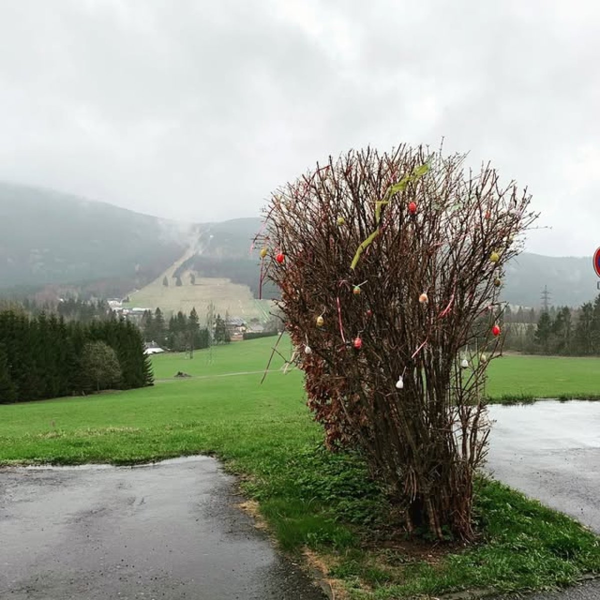 🐣 Velikonoce v horách! 🌧️🌸
I když prší, v Apartmánu Stratos je sváteční pohoda. ✨
Krásná příroda, klid a velikonoční výzdoba přímo u nás.

📍 Rezervuj si jarní pobyt!