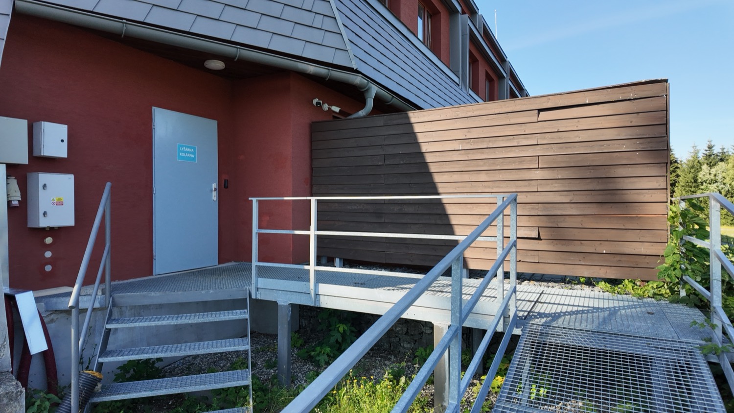 Apartmán Ramzová – zadní vstup a lyžárna