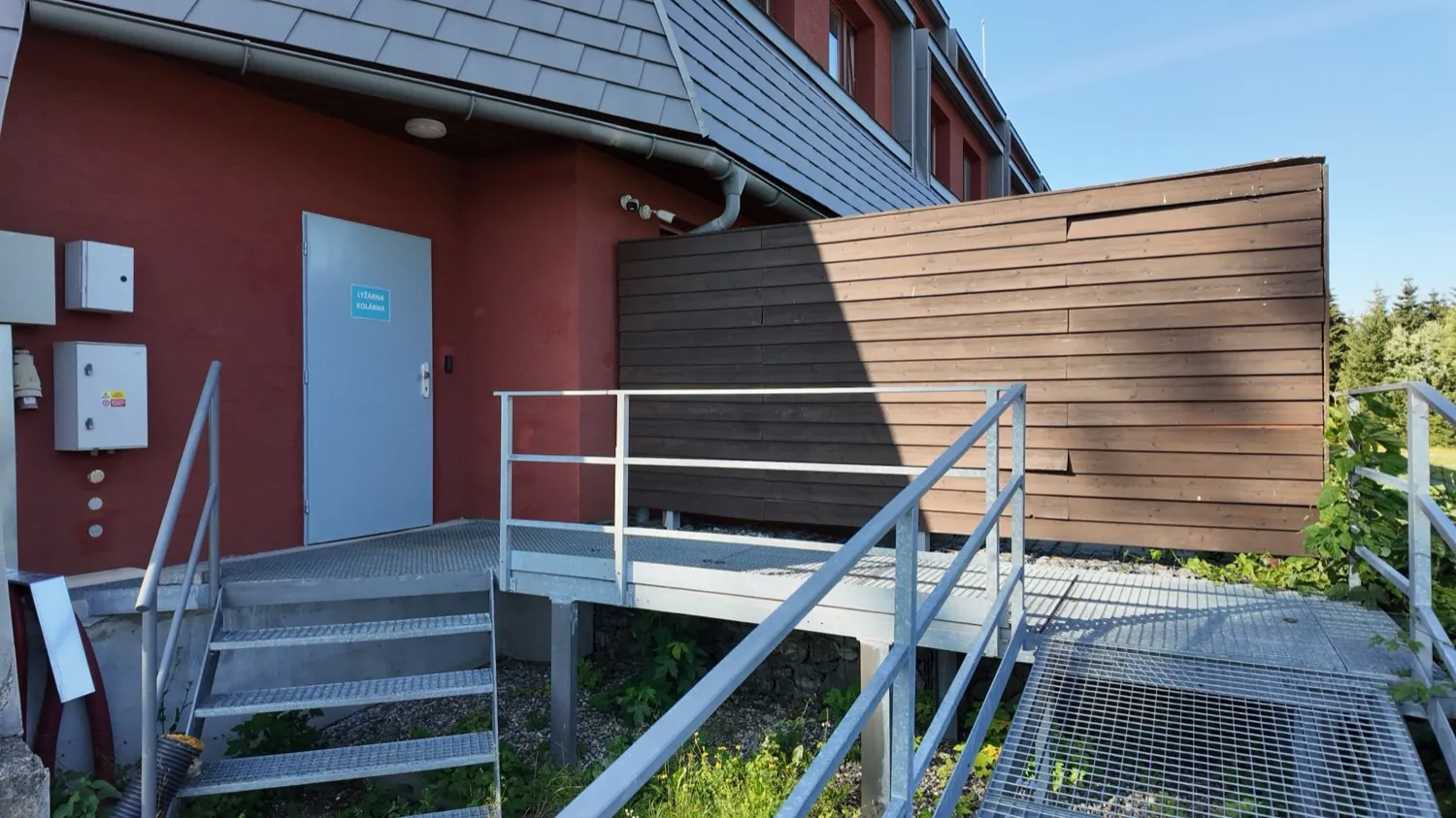 Apartmán Ramzová – zadní vstup a lyžárna